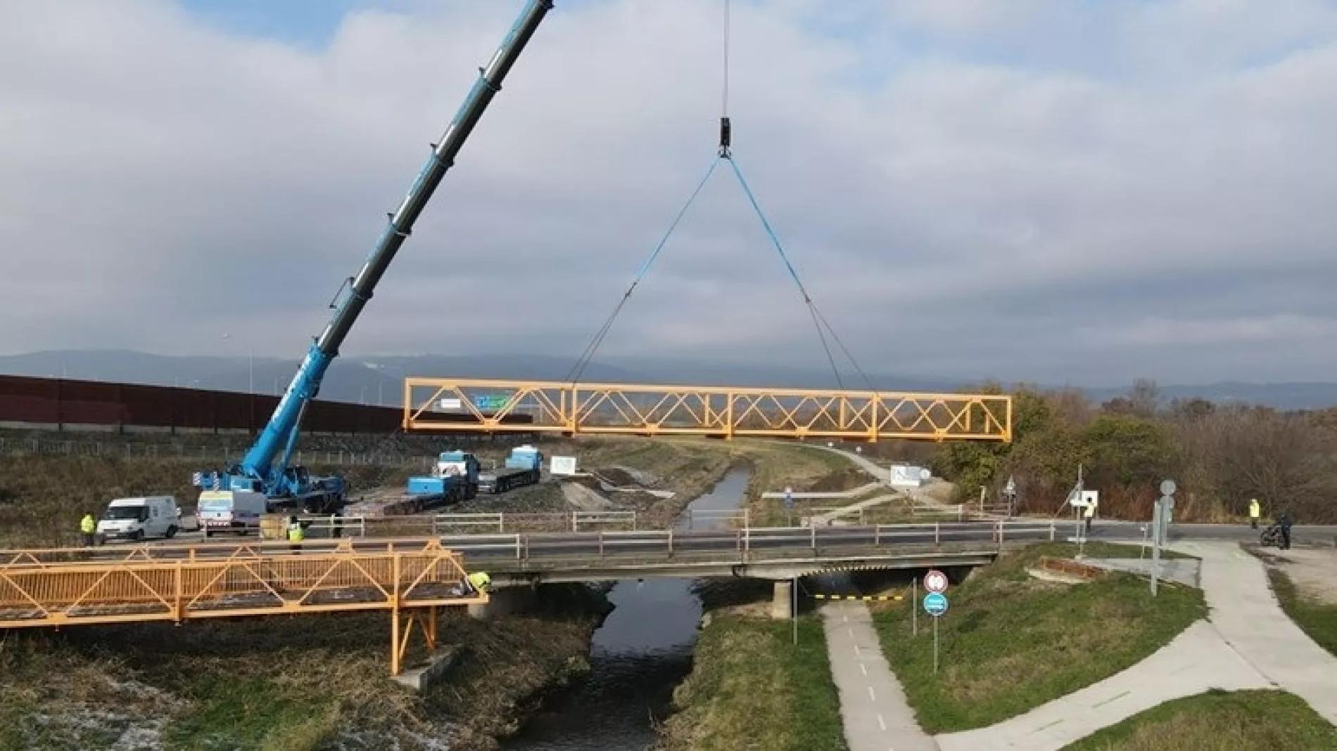 Unikátna technická operácia: Preložili cyklolávku cez Šúrsky kanál, ktorá spojí Vajnory s cyklotrasou Jurava