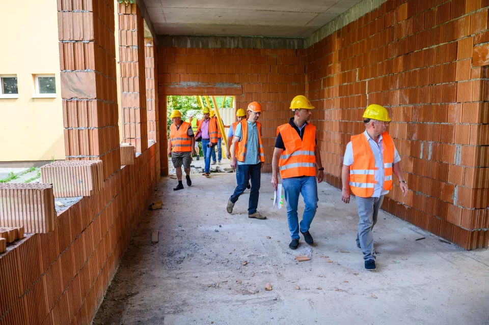 Poslanecký kontrolný deň v základnej škole a vo Vajnorskom ľudovom dome