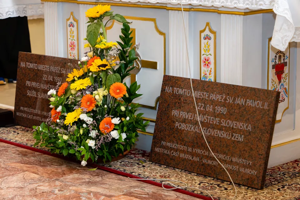Uloženie relikvie krvi sv Jána Pavla II. a posvätenie pamätných tabúľ