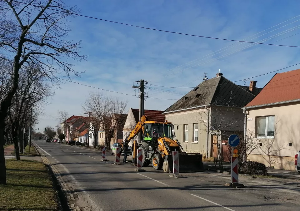 Na Roľníckej pri č. 209 prebiehajú opravy poruchy vedenia na vodovodnej sieti